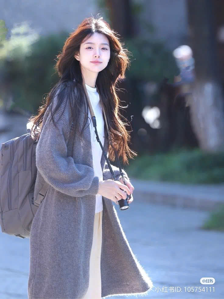 Anh Ấy Đang Đợi Tôi Xin Lỗi, Còn Tôi Thì Đang Đợi Chia Tay.