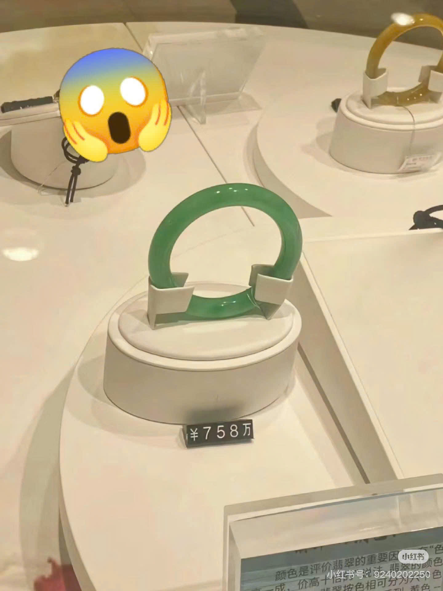 Ánh Sáng Sau Cánh Cửa Sắt