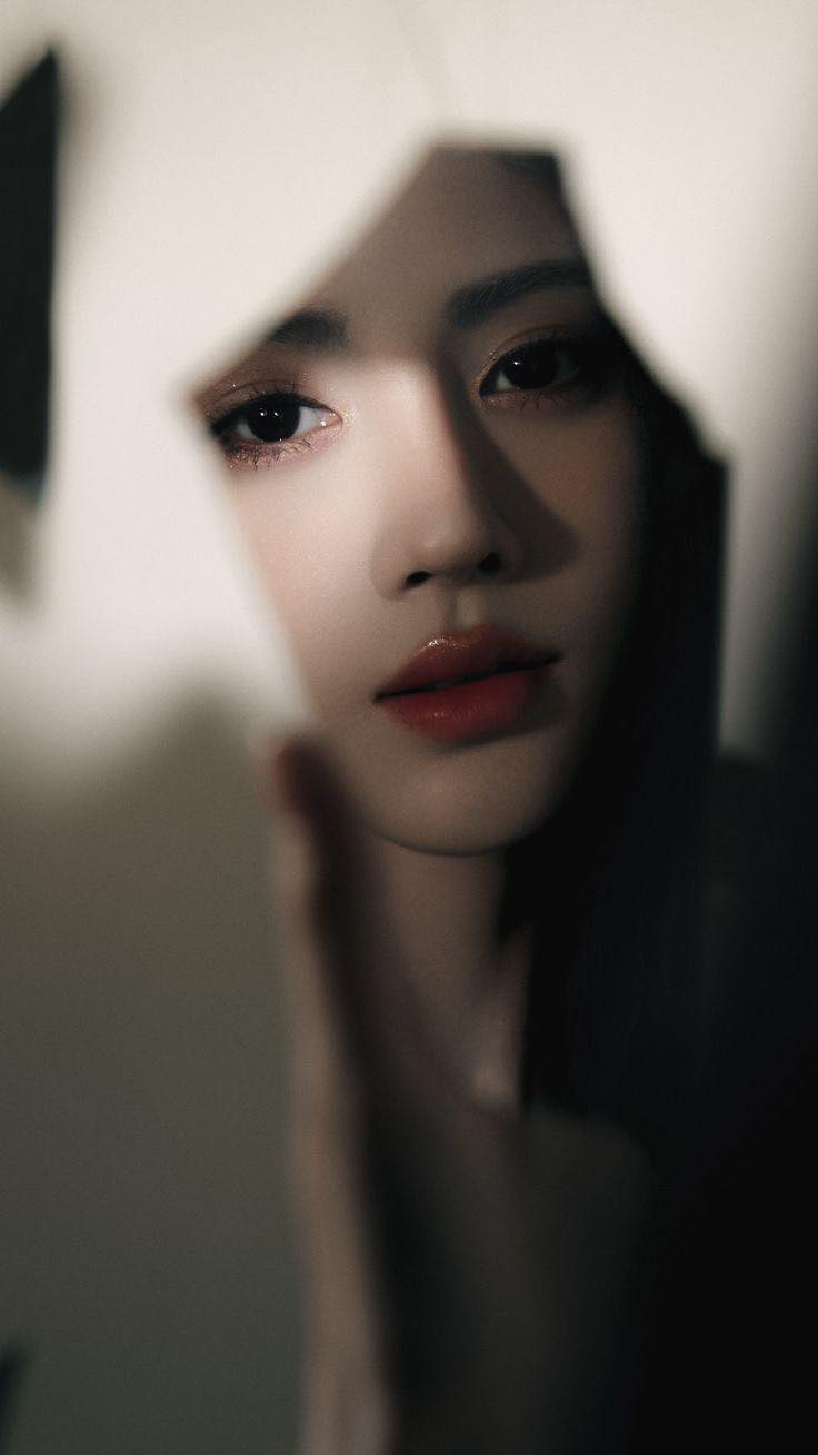 Sau khi xem điện thoại bạn trai, tôi mở livestream trong tủ quần áo